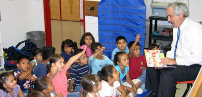 Senator Shapleigh reads to children in El Paso