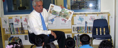 Senator Shapleigh reads to elementary school children